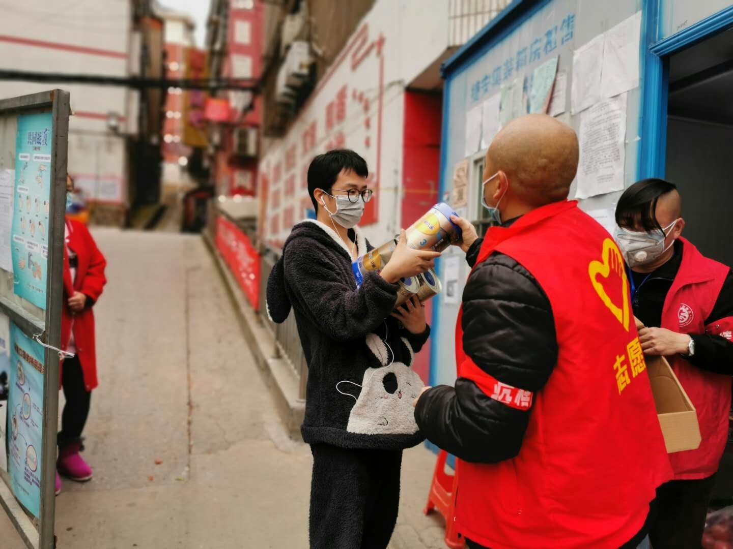 湖北-荊門公交集團-寧飛（社區義工服務，幫居民買奶粉）.jpg