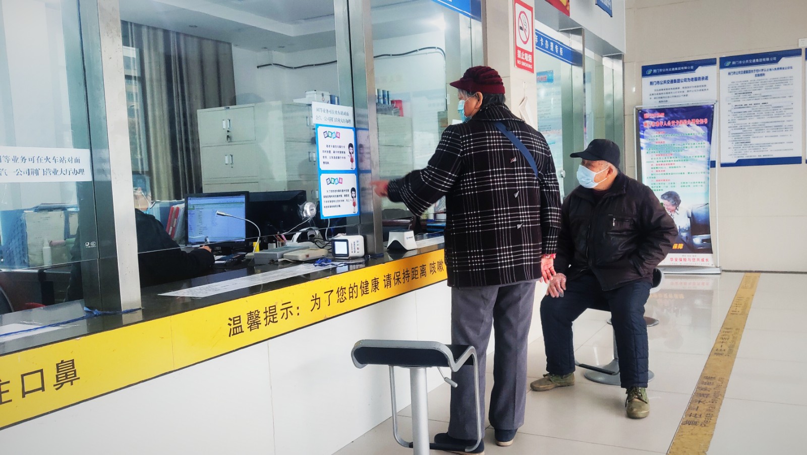 敬老卡業(yè)務升級后，老年顧客辦卡時，與窗口工作人員親切交談.jpg
