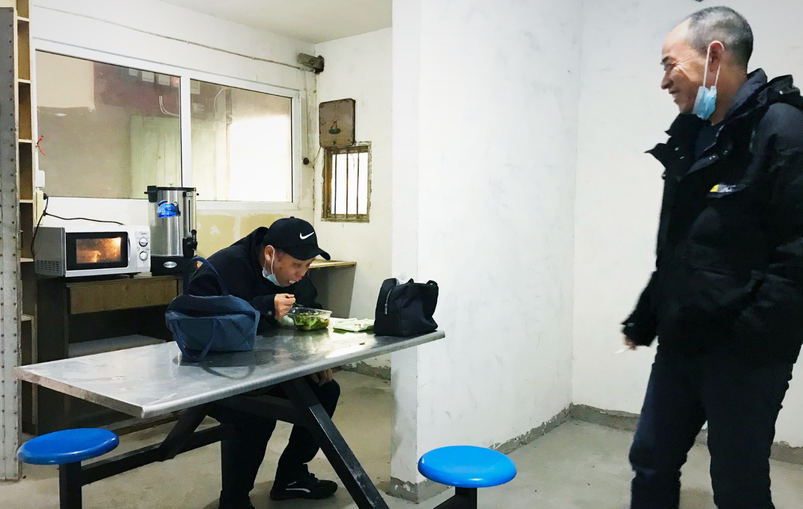 10月份，公司新租建駕駛員休息室之一，駕駛員在休息室內愉悅休息與交談.jpg
